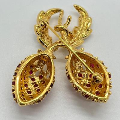 LOT 45: Jaqueline Kennedy Dual Berry Pin