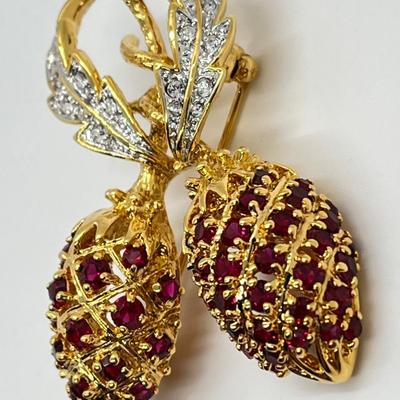 LOT 45: Jaqueline Kennedy Dual Berry Pin