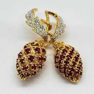 LOT 45: Jaqueline Kennedy Dual Berry Pin