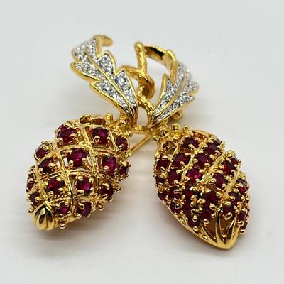 LOT 45: Jaqueline Kennedy Dual Berry Pin
