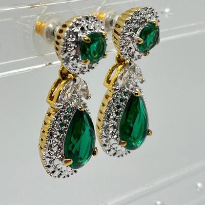 LOT 47: Simulated Emerald Jaqueline Kennedy Drop Earrings