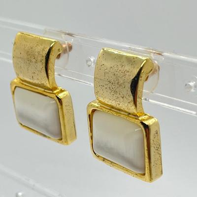 LOT 125: Goldtone Pendant and Matching Earrings Set