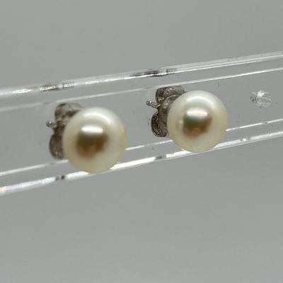 LOT 147: Honora Cultured Freshwater Pearl Three Piece Wardrobe Set - 18" Necklace, Stretch Bracelet, Stud Earrings