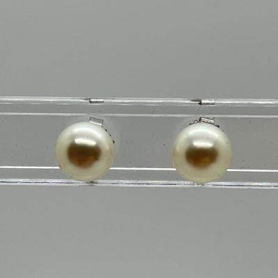 LOT 147: Honora Cultured Freshwater Pearl Three Piece Wardrobe Set - 18" Necklace, Stretch Bracelet, Stud Earrings