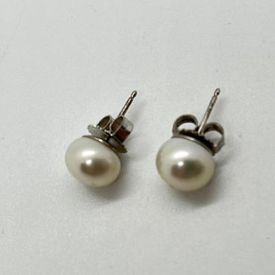 LOT 147: Honora Cultured Freshwater Pearl Three Piece Wardrobe Set - 18" Necklace, Stretch Bracelet, Stud Earrings