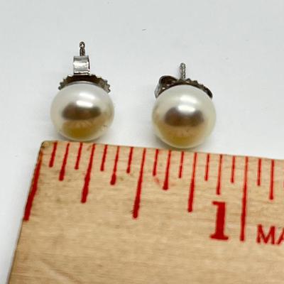 LOT 147: Honora Cultured Freshwater Pearl Three Piece Wardrobe Set - 18" Necklace, Stretch Bracelet, Stud Earrings