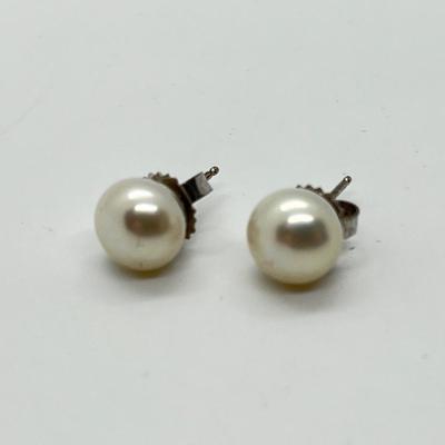 LOT 147: Honora Cultured Freshwater Pearl Three Piece Wardrobe Set - 18" Necklace, Stretch Bracelet, Stud Earrings