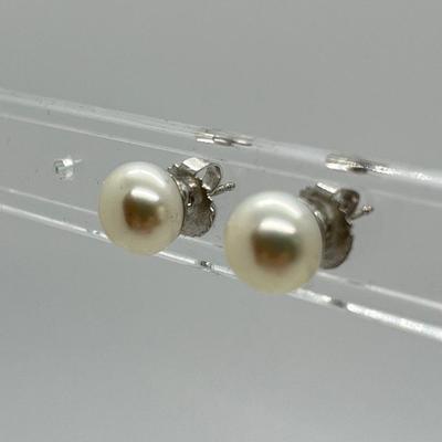 LOT 147: Honora Cultured Freshwater Pearl Three Piece Wardrobe Set - 18" Necklace, Stretch Bracelet, Stud Earrings
