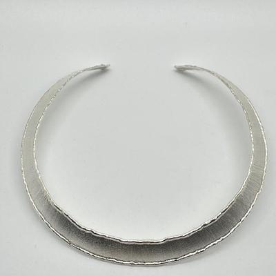 LOT 174: Artisan Crafted Sterling Silver Fondente Graduated Collar - 26.6 gtw