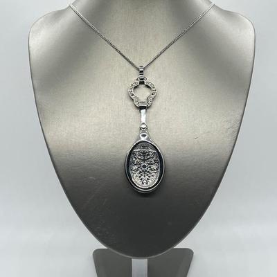 LOT 192: Silvertone Swivel Magnifying Pendant on 28" Chain