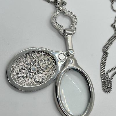 LOT 192: Silvertone Swivel Magnifying Pendant on 28" Chain