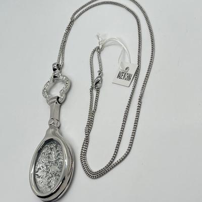 LOT 192: Silvertone Swivel Magnifying Pendant on 28" Chain