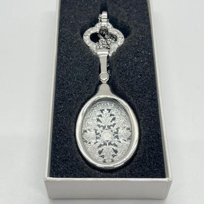 LOT 192: Silvertone Swivel Magnifying Pendant on 28" Chain
