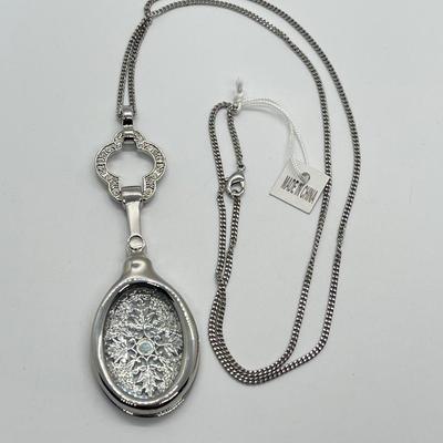 LOT 192: Silvertone Swivel Magnifying Pendant on 28" Chain