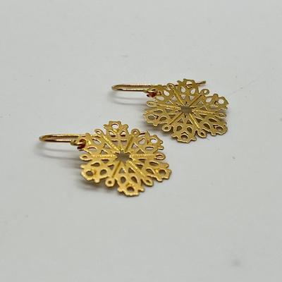LOT 193: Polished Filigree Snowflake Dangle Earrings (Broken Case)