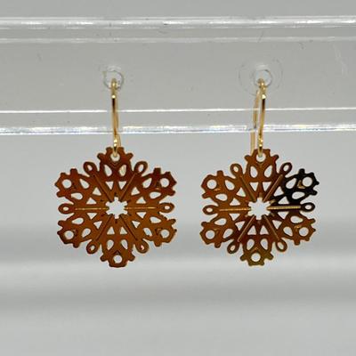 LOT 193: Polished Filigree Snowflake Dangle Earrings (Broken Case)