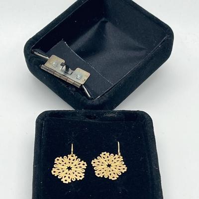 LOT 193: Polished Filigree Snowflake Dangle Earrings (Broken Case)