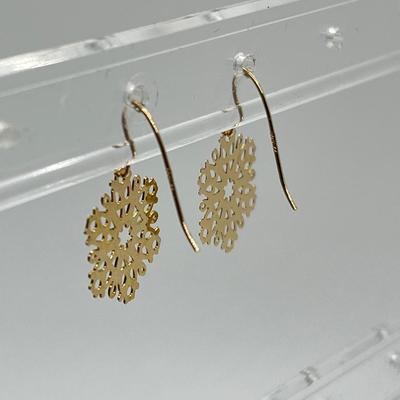LOT 193: Polished Filigree Snowflake Dangle Earrings (Broken Case)