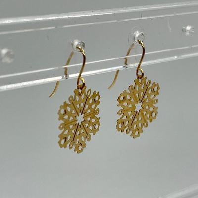 LOT 193: Polished Filigree Snowflake Dangle Earrings (Broken Case)