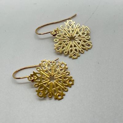 LOT 193: Polished Filigree Snowflake Dangle Earrings (Broken Case)