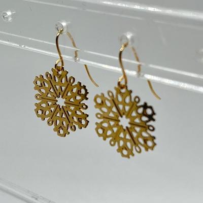 LOT 193: Polished Filigree Snowflake Dangle Earrings (Broken Case)
