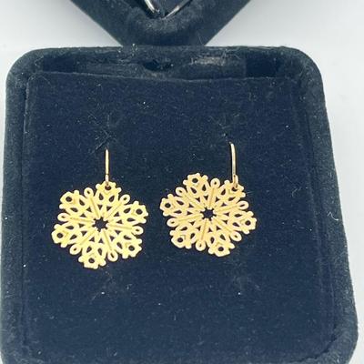 LOT 193: Polished Filigree Snowflake Dangle Earrings (Broken Case)
