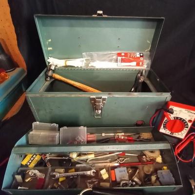 LOT 23 METAL TOOLBOX AND HARWARE/TOOLS