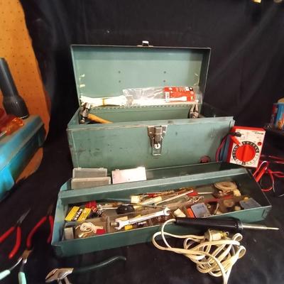 LOT 23 METAL TOOLBOX AND HARWARE/TOOLS