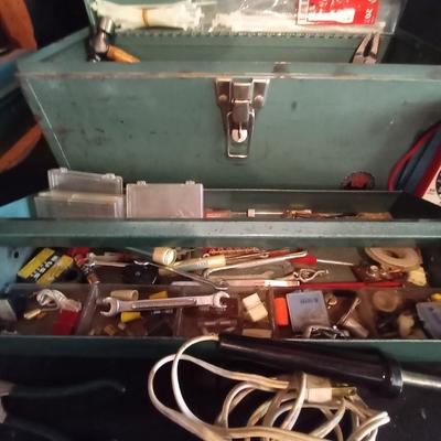 LOT 23 METAL TOOLBOX AND HARWARE/TOOLS