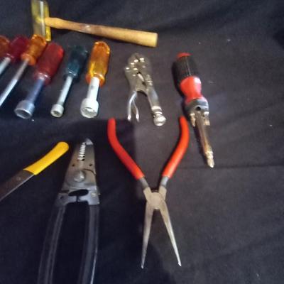 LOT 24 HAND TOOL ASSORTMENT