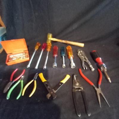 LOT 24 HAND TOOL ASSORTMENT