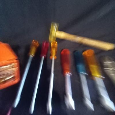 LOT 24 HAND TOOL ASSORTMENT
