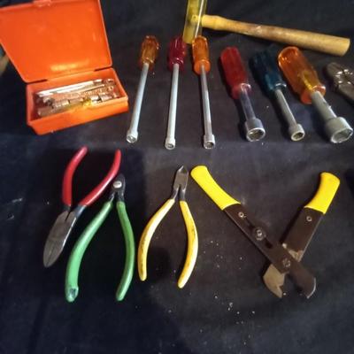 LOT 24 HAND TOOL ASSORTMENT