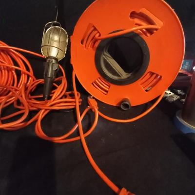 LOT 25 MECHANICS LIGHT AND EXTENSION CORDS