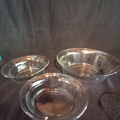 LOT 26 PYREX MIXING BOWLS-BEATERS- MEASURE CUP & SPOONS