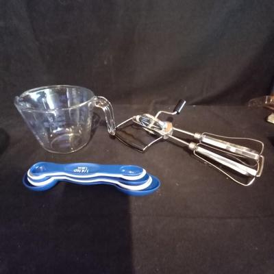 LOT 26 PYREX MIXING BOWLS-BEATERS- MEASURE CUP & SPOONS