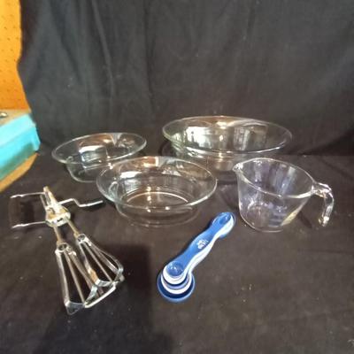 LOT 26 PYREX MIXING BOWLS-BEATERS- MEASURE CUP & SPOONS