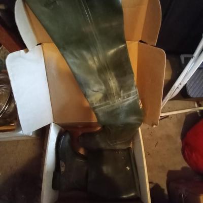 LOT 27 HIP WADERS AND BUCKS BAG