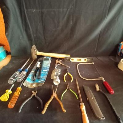 LOT 33 SLEDGE HAMMER AND VARIETY OF HAND TOOLS