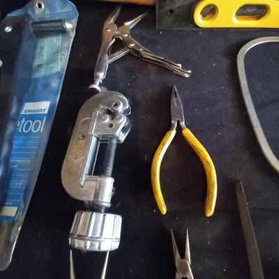 LOT 33 SLEDGE HAMMER AND VARIETY OF HAND TOOLS