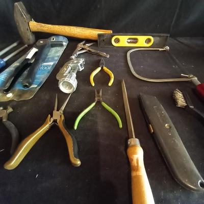 LOT 33 SLEDGE HAMMER AND VARIETY OF HAND TOOLS