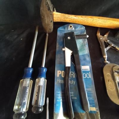 LOT 33 SLEDGE HAMMER AND VARIETY OF HAND TOOLS