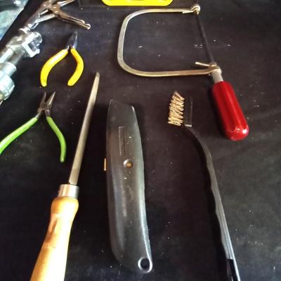LOT 33 SLEDGE HAMMER AND VARIETY OF HAND TOOLS