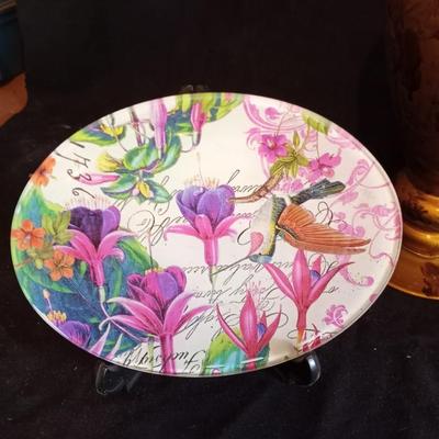 LOT 35 DECROTIVE COLLECTOR PLATES-VASE-FRAMED PICTURE