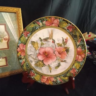 LOT 35 DECROTIVE COLLECTOR PLATES-VASE-FRAMED PICTURE