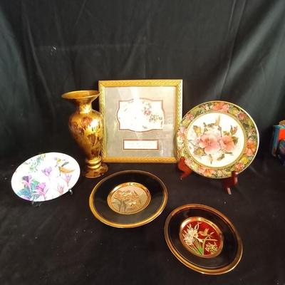 LOT 35 DECROTIVE COLLECTOR PLATES-VASE-FRAMED PICTURE