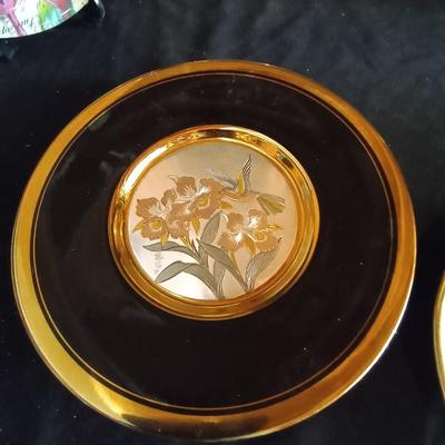 LOT 35 DECROTIVE COLLECTOR PLATES-VASE-FRAMED PICTURE