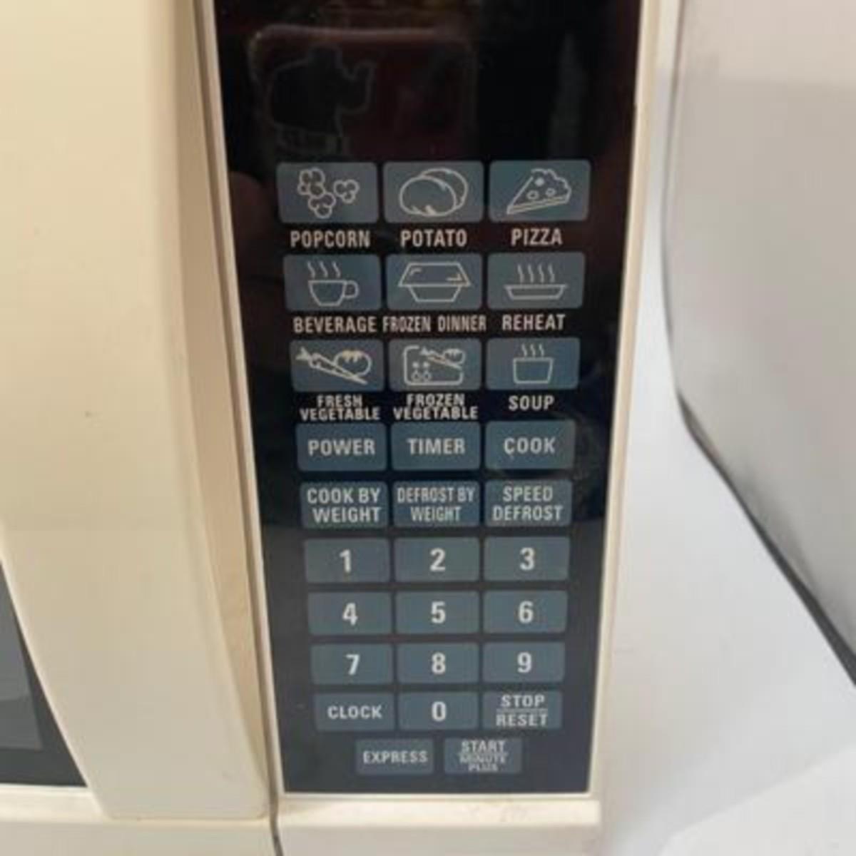 Sunbeam 700watt White Microwave Oven