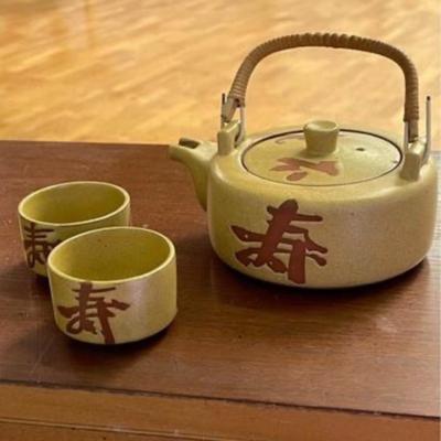 Japanese teapot and two cups