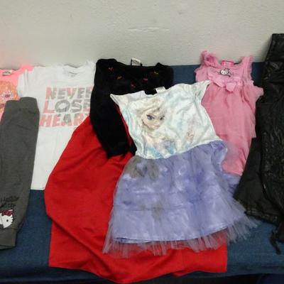 LOT 122. KIDS CLOTHING